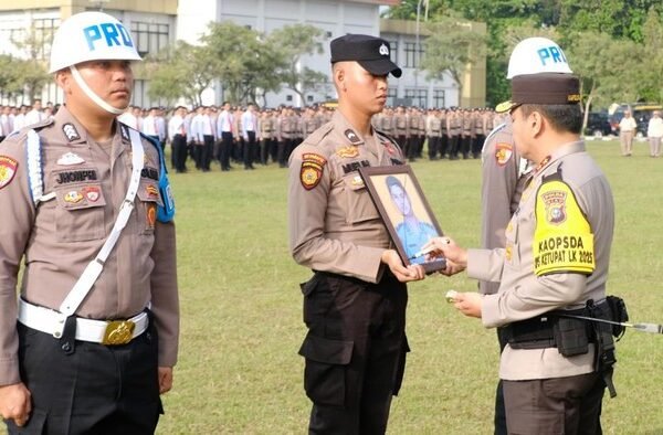 proses pemecatan saat apel di mapolda dok humas polda riau 1742974327770 169