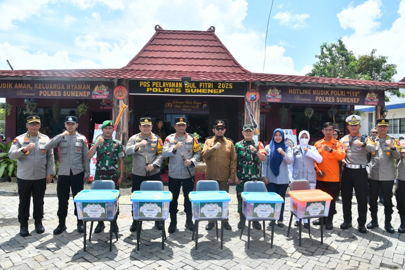 Kapolda Jatim Tinjau Pospam Operasi Ketupat Semeru 2025 di Sumenep, Tingkatkan pelayanan, jaga keamanan jelang arus balik lebaran. 1 WhatsApp Image 2025 04 08 at 16.52.50 71c3ac1f