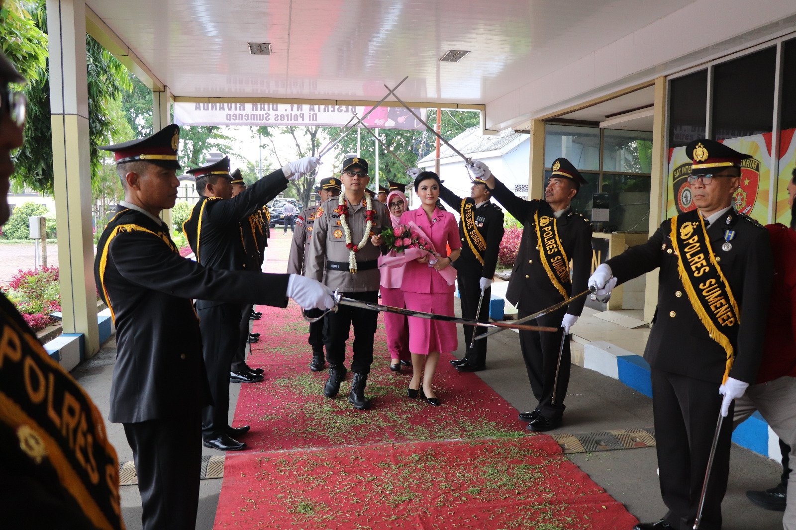 Pedang Pora dan Tari Muang Sangkal Sambut Kedatangan Kapolres Sumenep yang Baru 1 WhatsApp Image 2025 04 15 at 12.35.53 ee886f61
