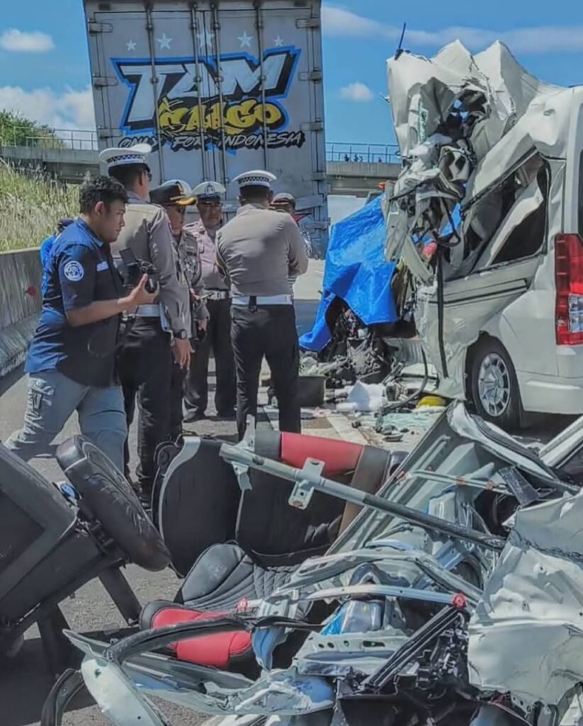 Kecelakaan Maut di Tol Cisumdawu: Travel Bandung-Cirebon Tabrak Truk, Tiga Orang Tewas 2 WhatsApp Image 2025 04 30 at 12.40.18 02b2c73e