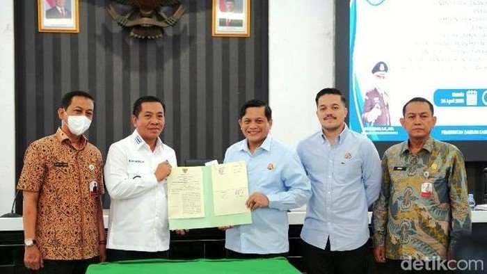 bupati karawang saat melakukan penyerahan penghargaan kepada kejari karawang 1745572875318 169