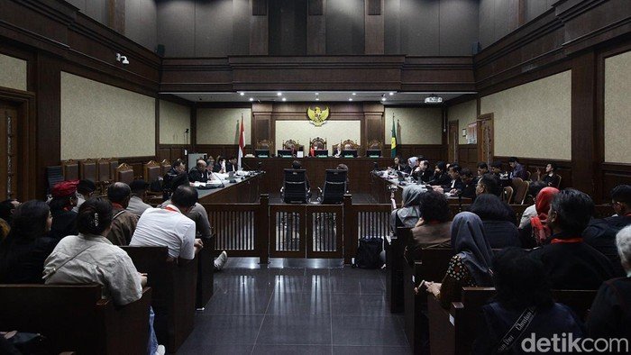 Rekaman Sadapan Diputar di Sidang Hasto Kristiyanto: Terdengar 'Perintah Ibu' dan Janji 'Garansi Saya' 1 eks komisioner bawaslu agustiani advokat donny jadi saksi di sidang hasto 1745473750353 169