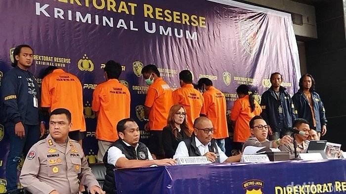 Penangkapan Ketua GRIB Berujung Ricuh, Mobil Polisi Dibakar di Depok 1 konferensi pers kasus mobil polisi dibakar massa di depok kurniawan fadilahdetikcom 1745231857877 169