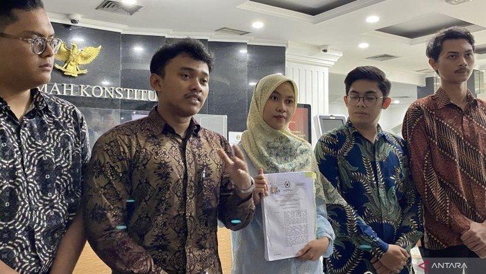 lima mahasiswa fakultas hukum universitas padjadjaran menyerahkan berkas permohonan uji formal uu tnike mahkamah konstitusi an 1745918442152 169