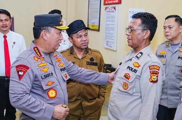 salah satu personel yang menerima perhatian khusus dari kapolri adalah aiptu jimmi farma yang menjabat sebagai ps dok polriist 1745574834437 169