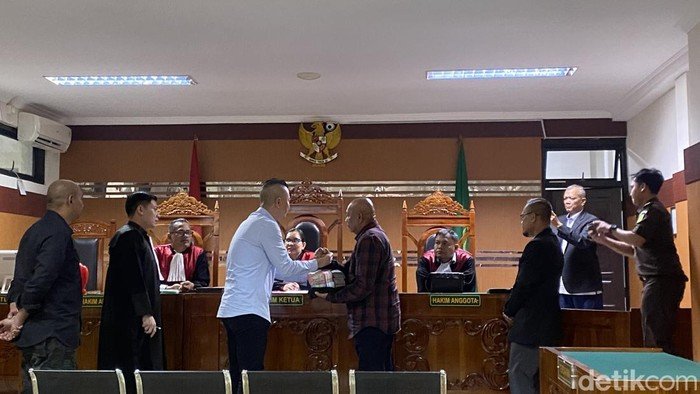 terdakwa korban dan saksi saat menandatangani kesepakatan di sidang kasus tipu gelap 1745846811028 169