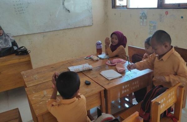 Aktivitas Mira guru honorer di SDN Pipitak Jaya 1 Kecamatan Piani Kabupaten Tapin