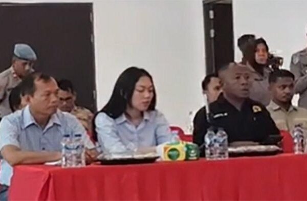 Istri Iptu Tomi Marbun Riah Tarigan tampak ikut menghadiri konferensi pers