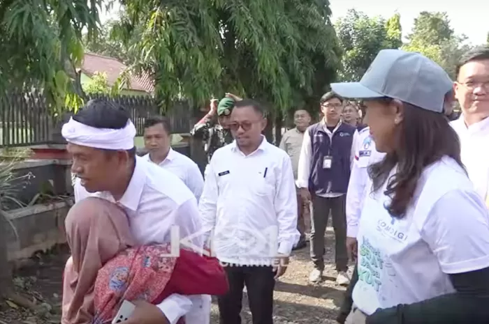 Momen haru penjual nasi peluk Gubernur Jawa Barat Dedi Mulyadi yang dulu langganannya saat sekolah 3518641404