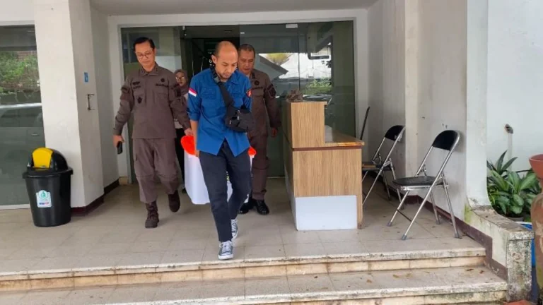 Jaksa Geledah Kantor Biro Ekonomi NTB, Tiga Boks Dokumen Disita Terkait Kasus SPAM Lombok Utara 1 Penyidik Sita 3 Boks dari Biro Ekonomi Pemprov NTB 768x432 1