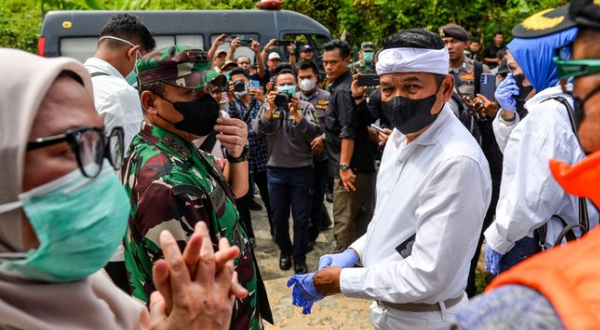 Diteror Ular King Kobra, Dedi Mulyadi Beri Peringatan Tegas: “Jangan Sampai Ketiga, Nanti Ketangkep!” 1 Screenshot 2025 05 29 111043