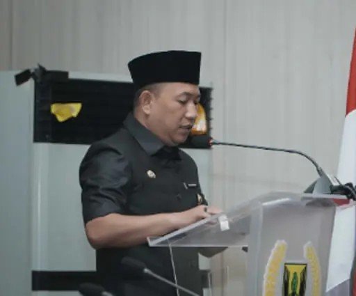 Bupati Sukabumi Jawab Pandangan Fraksi DPRD Terkait Raperda RPJMD 2025–2029: Fokus Infrastruktur, Ketahanan Pangan, dan Perlindungan Sosial 1 Wabup Andreas di Rapat Paripurna DPRD Kabupaten Sukabumi ke 20