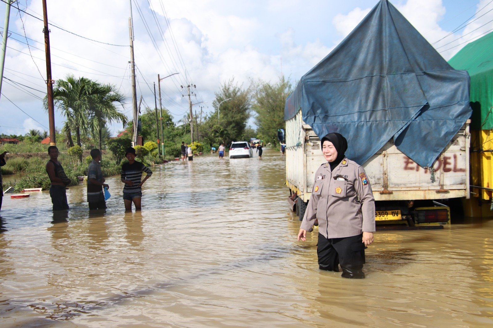 Hujan Deras Sebabkan Banjir di Jalan Raya Sumenep - Pamekasan, Polres Sumenep Lakukan Pengalihan Arus dan Bantu Evakuasi 1 WhatsApp Image 2025 05 14 at 10.04.17 1e82c4d4