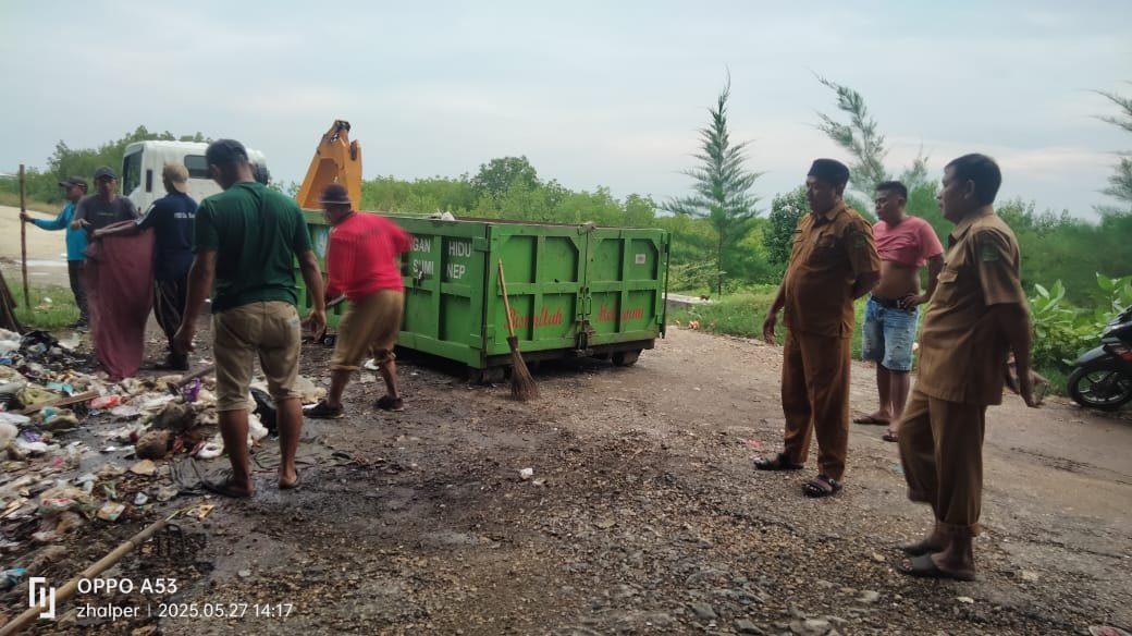 Perangkat Desa Kalianget timur Bersama Dinas DLH Bersihkan sampah dilokasi Jembatan Cinta. 1 WhatsApp Image 2025 05 27 at 21.41.01 47280688