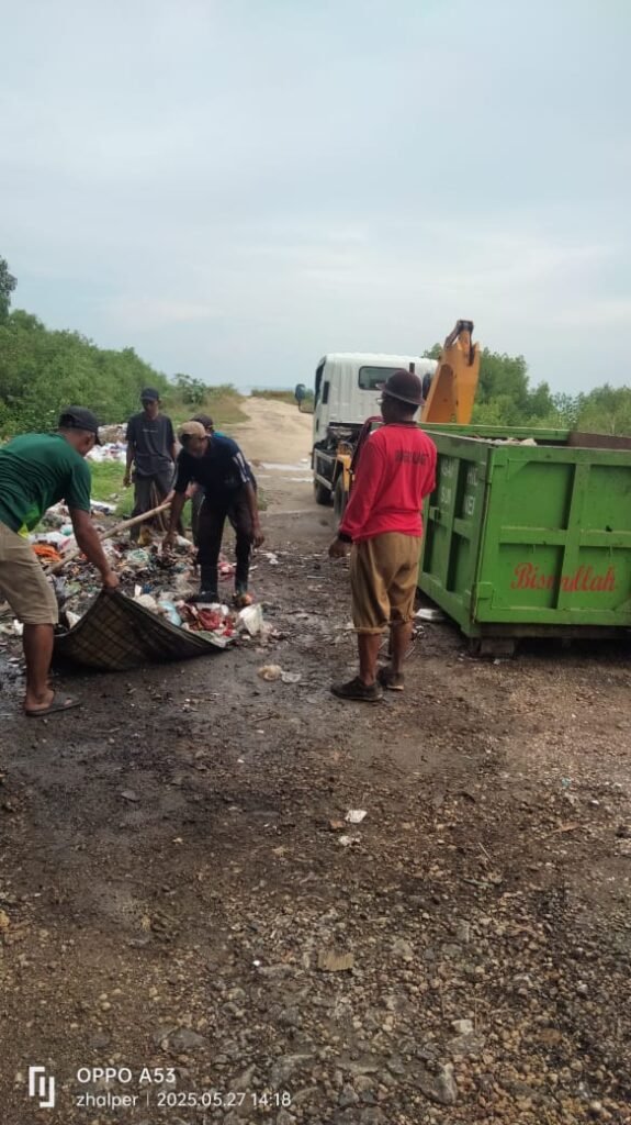 Perangkat Desa Kalianget timur Bersama Dinas DLH Bersihkan sampah dilokasi Jembatan Cinta. 2 WhatsApp Image 2025 05 27 at 21.41.02 8c19ba2d
