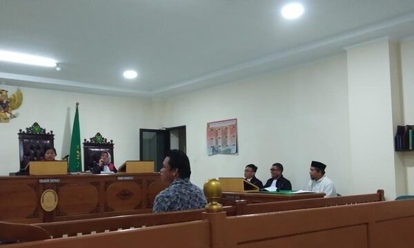 anggota polres gowa mulawarman saat menjadi saksi dalam sidang kasus uang palsu uin alauddin makassar di pn sungguminasa 1746674652814 169