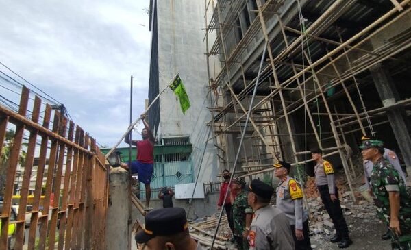 atribut atribut ormas yang terpasang di ruang publik di tambora jakbar ditertibkan penertiban dilakukan untuk mencegah konflik 1747302606918 169