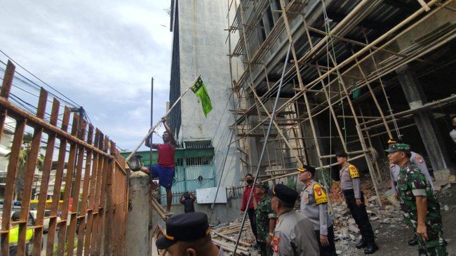 atribut atribut ormas yang terpasang di ruang publik di tambora jakbar ditertibkan penertiban dilakukan untuk mencegah konflik 1747302606918 169