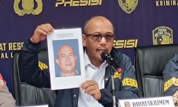 dirkrimum polda metro jaya kombes wira satya triputra memperlihatkan tampang ketua mpc pemuda pancasila muhammad reza dpo kasu 1748238076315 169