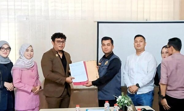 ferry supriadi menyerahkan laporan soal dugaan pungki ke ketua saber pungli kompol zulkarnaen 1747385677021 169