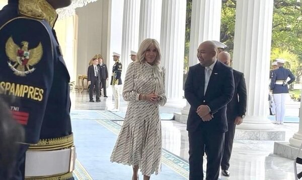 istri presiden prancis brigitte macron sempat berbincang hangat dengan putra presiden prabowo didit hediprasetyo di istana mer 1748403900266 169