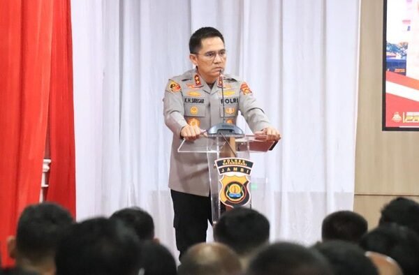 kapolda jambi irjen krisno h siregar saat memberikan arahan personel di polres batanghari 1746880496840 169