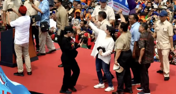 ketua dpr ri puan maharani mengajak presiden prabowo subianto selfie saat perayaan hari buruh di monas dok youtube setpres 1746085420337 169