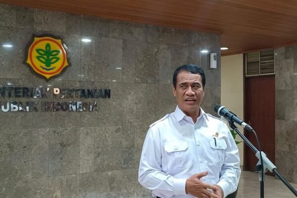 menteri pertanian mentan ri amran sulaiman di kantor kementerian pertanian ri pada selasa pagi 2942025 cnbc indonesiamartyasar 1745899537162 169
