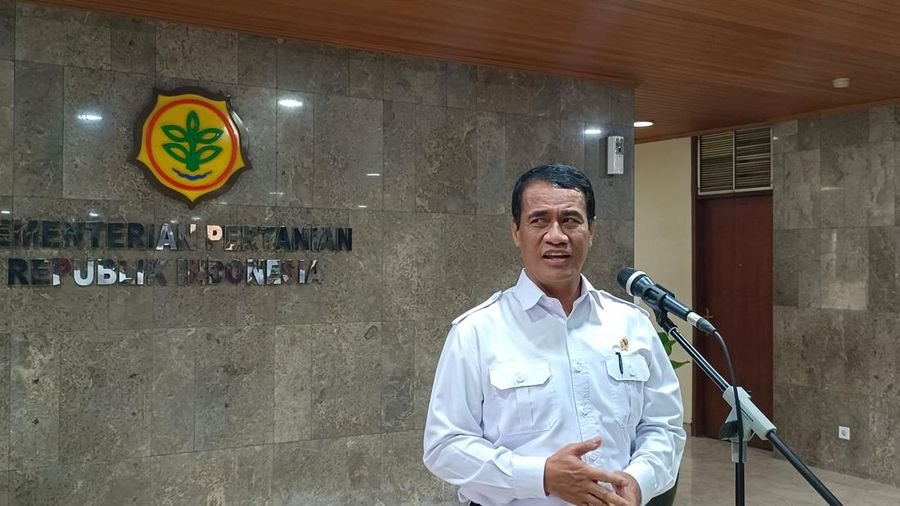 menteri pertanian mentan ri amran sulaiman di kantor kementerian pertanian ri pada selasa pagi 2942025 cnbc indonesiamartyasar 1745899537162 169