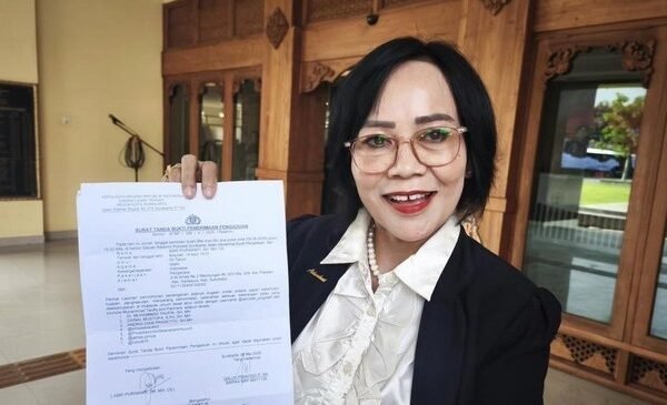 pengacara asri purwanti saat menunjukan surat bukti aduan di mapolresta solo kamis 1552025 1747296873988 169