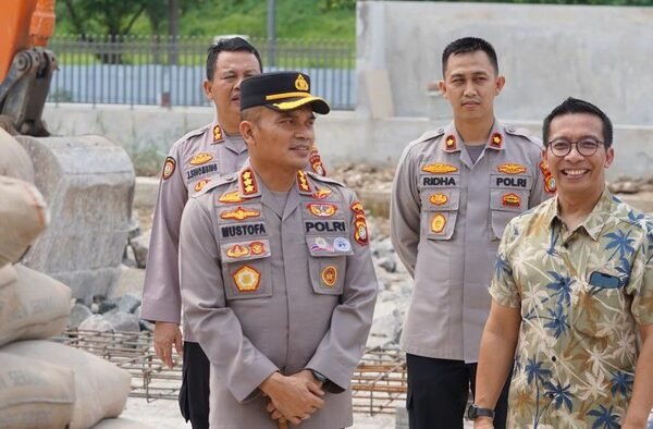 polres metro bekasi sumbang 100 sak semen untuk pembangunan gereja paroki ibu teresa lippo cikarang dokistimewa 1746638362554 169