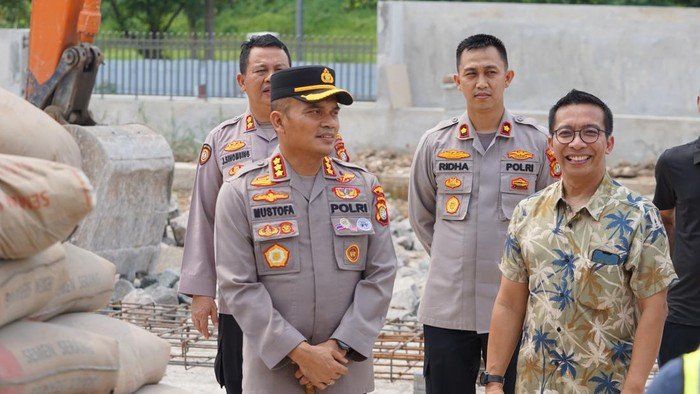 Polri Peduli Tempat Ibadah, Polres Metro Bekasi Donasikan 100 Sak Semen untuk Pembangunan Gereja di Cikarang 1 polres metro bekasi sumbang 100 sak semen untuk pembangunan gereja paroki ibu teresa lippo cikarang dokistimewa 1746638362554 169