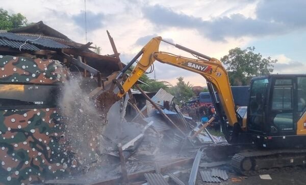 posko grib jaya yang berdiri di lahan bmkg di tangerang selatan tangsel dibongkar menggunakan ekskavator yang disiapkan polda 1748084815810 169