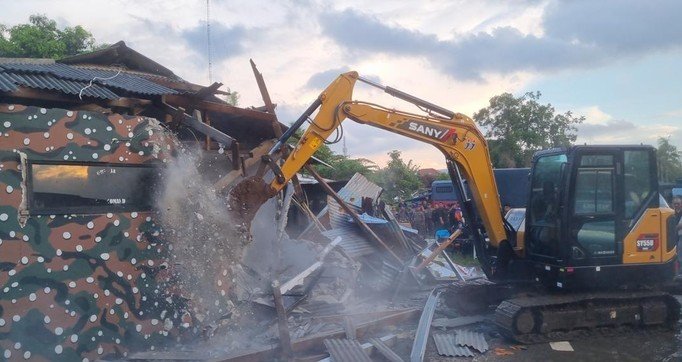 Posko GRIB Jaya Dibongkar: Berdiri di Atas Lahan Resmi Milik BMKG, Polisi Turun Tangan 1 posko grib jaya yang berdiri di lahan bmkg di tangerang selatan tangsel dibongkar menggunakan ekskavator yang disiapkan polda 1748084815810 169
