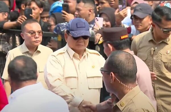 prabowo didampingi oleh kapolri jenderal listyo sigit prabowo saat tiba di area acara dan menyapa buruh 1746074077547 169