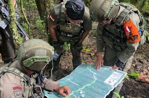 tim sar brimob yang tergabung dalam operasi moskona pencarian mantan kasat reskrim polres teluk bintuni tomi marbun menyisir z 1746012963130 169