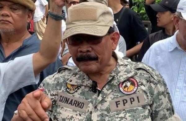 Kopassus Mayjen Purn Soenarko saat diwawancarai di depan Kantor KPU RI