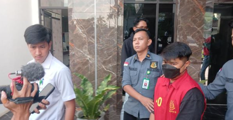 Lagi Asyik Potong Rambut, Buronan Kasus Pencemaran Lingkungan Diciduk Tim Kejari Batam 1 Screenshot 2025 06 04 005622