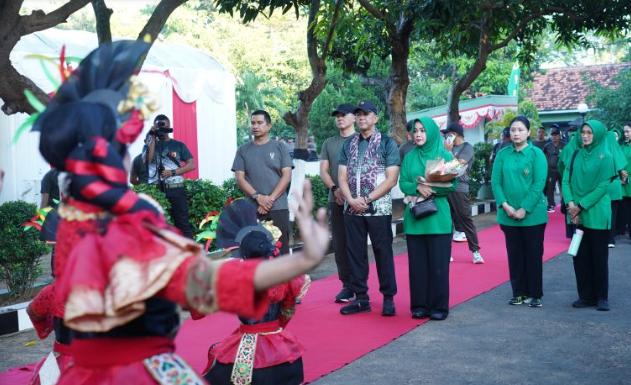 Pangdam V/Brawijaya Kunjungi Kodim Pamekasan, Mayjen TNI Rudy Saladin Tekankan Harmoni Rumah Tangga dan Kesehatan Prajurit 2 Screenshot 2025 06 05 085931