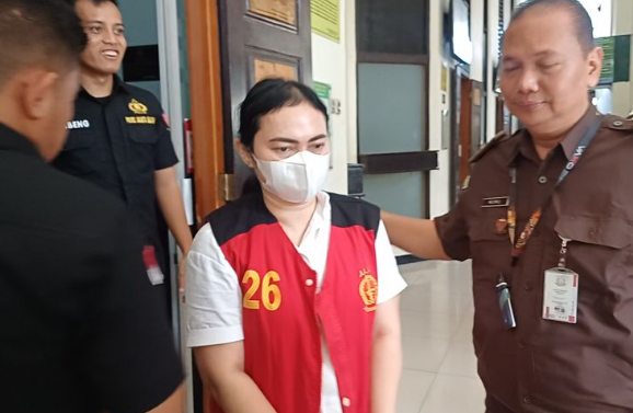 Istri Makelar Judol Komdigi Borong Mobil Mewah dan Barang Branded dari Uang Haram, Fakta Terkuak di Sidang 1 Screenshot 2025 06 05 111351