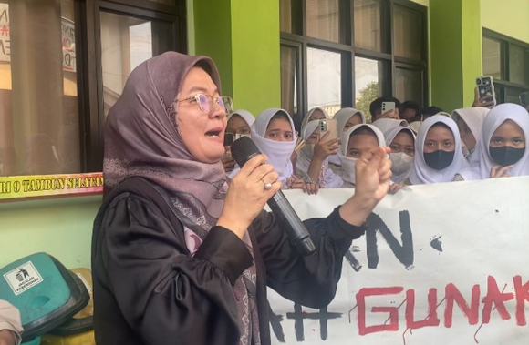 Usai Didemo Ratusan Siswa, Gubernur Jabar Dedi Mulyadi Nonaktifkan Kepsek SMAN 9 Tambun Selatan 1 Screenshot 2025 06 06 091933