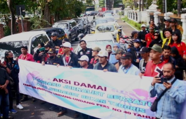 Aksi Damai Jurnalis di Sidoarjo: Kecam Kekerasan, Wakil Bupati Sampaikan Permintaan Maaf Terbuka 2 Screenshot 2025 06 28 100644