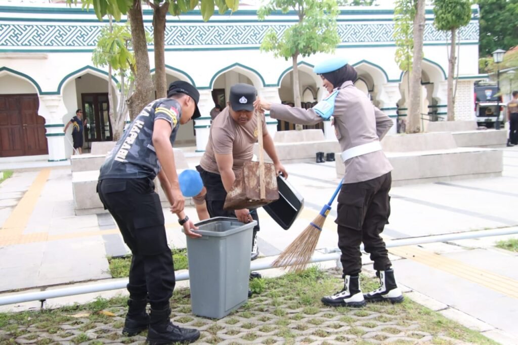 Sambut Hari Bhayangkara ke-79, Polres Sumenep Gelar Bakti Religi di Masjid Baitur Arham 4 WhatsApp Image 2025 06 17 at 16.37.17 95e11f22