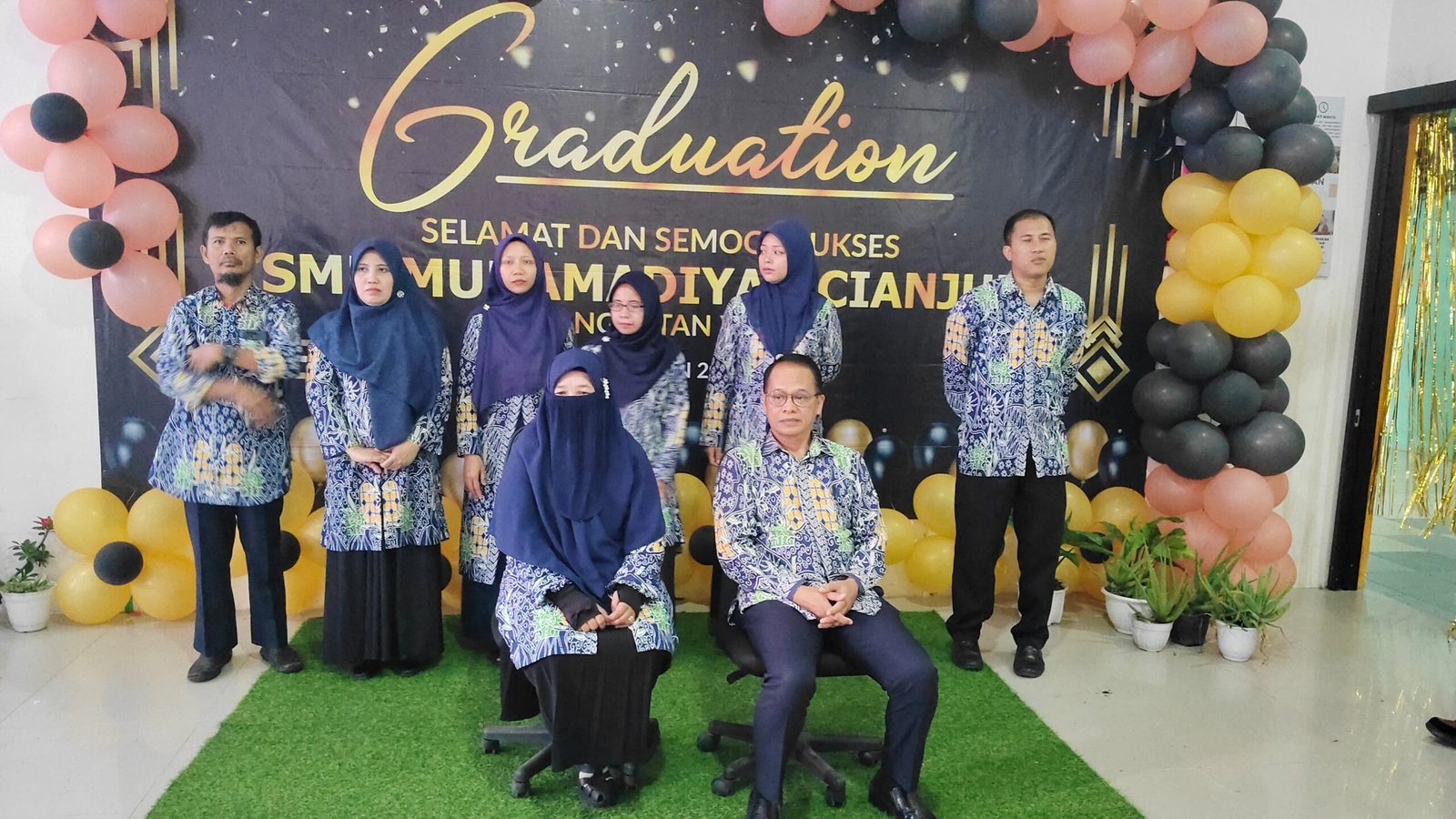 Mawar Merah, Sungkeman, dan Doa: Momen Tak Terlupa di Perpisahan SMP Muhammadiyah Cianjur 1 WhatsApp Image 2025 06 21 at 22.42.04 31997b6a scaled