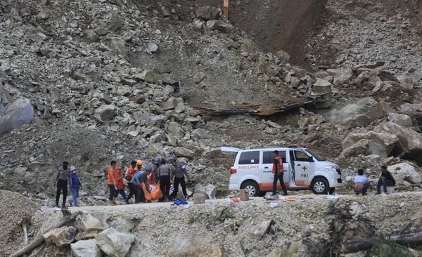 eevakuasi korban longsor galian c 1748605518133 169