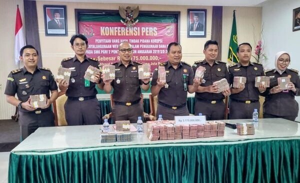 kejari ponorogo sita uang rp 31 miliar dan 14 kendaraan 1750755032623 169 1