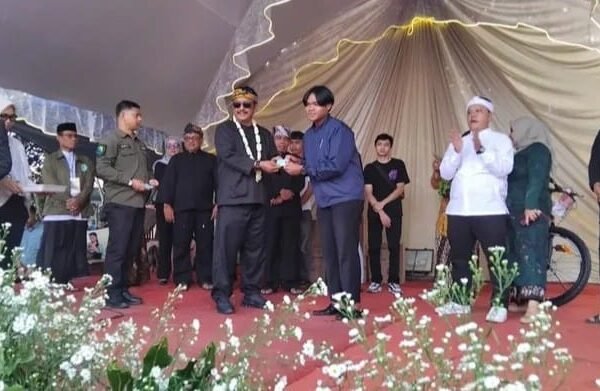 Mopeling Disdukcapil Hadir di HUT ke-41 Desa Sukajaya, Bupati Serahkan Dokumen Kependudukan Langsung ke Warga. WhatsApp Image 2025 07 05 at 15.03.13 68b9580c