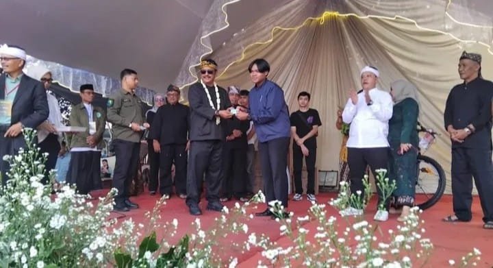 Mopeling Disdukcapil Hadir di HUT ke-41 Desa Sukajaya, Bupati Serahkan Dokumen Kependudukan Langsung ke Warga. 1 WhatsApp Image 2025 07 05 at 15.03.13 68b9580c