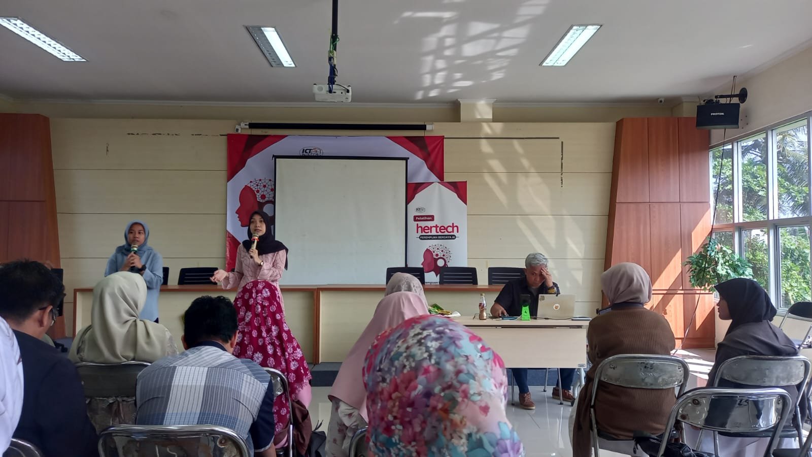 Sukabumi Jadi Kota Pertama Gelar Pelatihan "HerTech: Perempuan Berdaya AI" untuk UMKM 1 WhatsApp Image 2025 07 08 at 17.46.09 a3391d2a