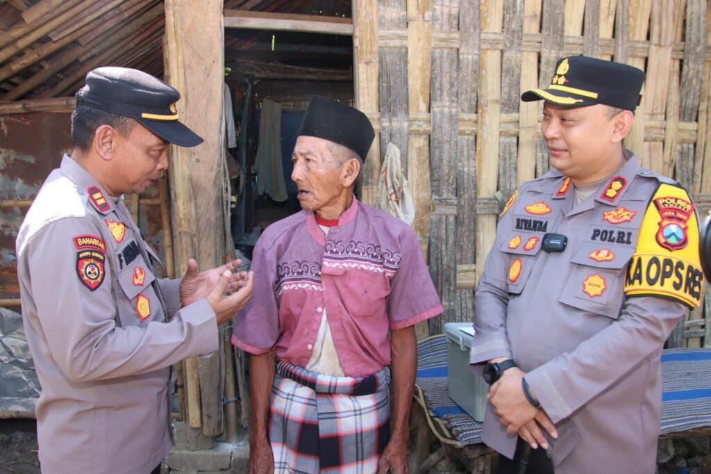 Bakti Sosial yang Dilaksanakan Kapolres Sumenep sebagai Wujud Kepedulian terhadap Warga Lansia di Desa Gunung Kembar 2 WhatsApp Image 2025 07 14 at 14.43.02 522d9fef